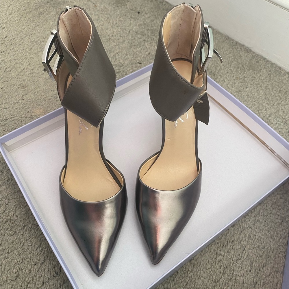 Marc Fisher Mivie heels in Taupe (gray) Size 6.5.  Excellent condition.